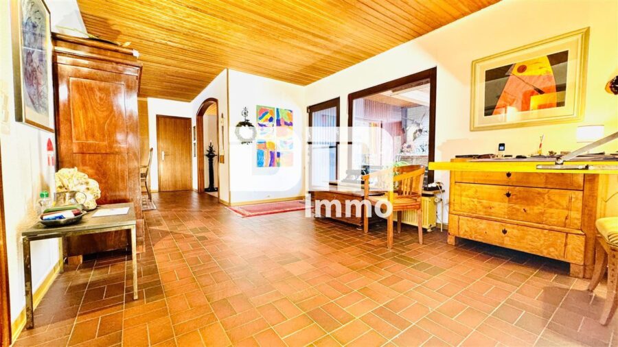 Großer altengerechter Bungalow mit großem Garten, 2 Terrassen, Garage und Einliegerbereich - Offener Ess / Dielenbereich / Zugang Terrasse 1